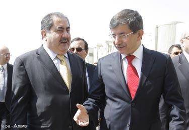 Иракский парламент требует от Зибари отчета по поводу визита Давутоглу 