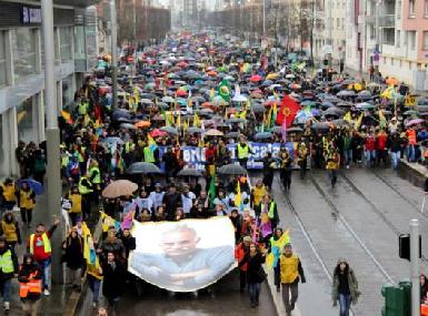 Сорок тысяч человек собрались в Страсбурге, требуя свободы для Оджалана 