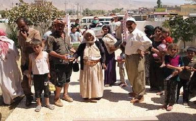 Курды оказывают помощь беженцам, пока международные усилия безрезультатны 