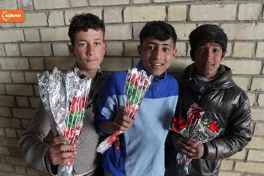 Фоторепортаж: Бесплатные прически и цветы для беженцев в День Святого Валентина