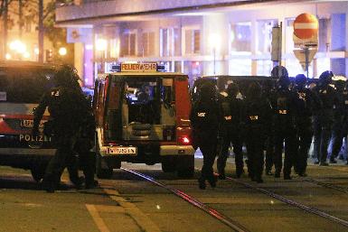 Глава МВД Австрии заявил, что теракт в Вене "продолжается"