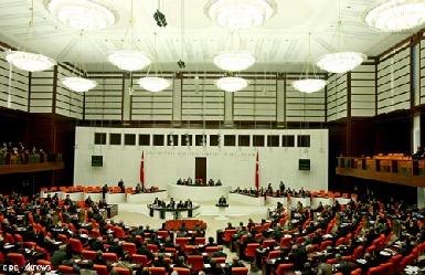 Первое заседание нового турецкого парламента началось со скандала