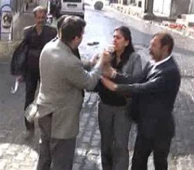 Депутата-курдиянку оштрафовали на 6 долларов за оплеуху турецкому полицейскому