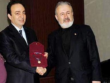 Армянская церковь наградила орденом курдского мэра