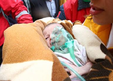 Под завалами в городе Ван живыми обнаружены мать с двухнедельным младенцем