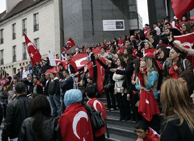 В Париже произошли столкновения между турецкими националистами и сторонниками РПК