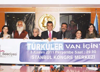 Турецкие фольклорные исполнители дают концерт в пользу пострадавших в Ване