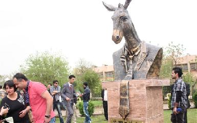 "Партия ослов" установила бронзовую статую своего тезки в Сулеймании 
