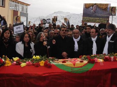 В Турции хоронят убитых в Париже курдских активисток