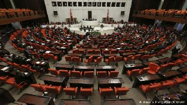 Парламент Турции одобрил в первом чтении спорные поправки в конституцию