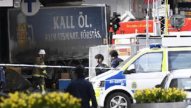 В центре Стокгольма грузовик врезался в толпу, есть жертвы