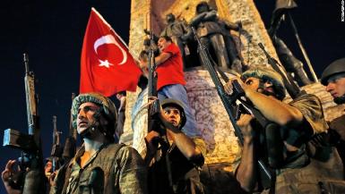 Более 18 500 государственных служащих Турции были уволены из-за неудачного военного переворота в 2016 году