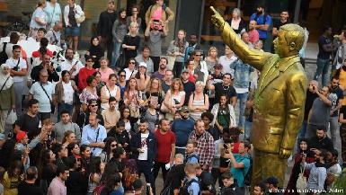 В Висбадене демонтируют золотую статую Эрдогана
