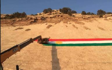 На горе в Койе появился огромный флаг Курдистана