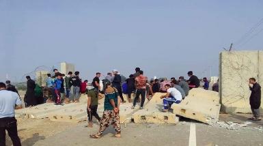 Протестующие разобрали бетонные стены у нефтяного месторождения в Басре