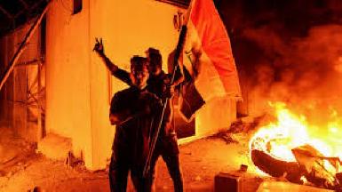 Иракские протестующие подожгли отделения политических партий в Насирии