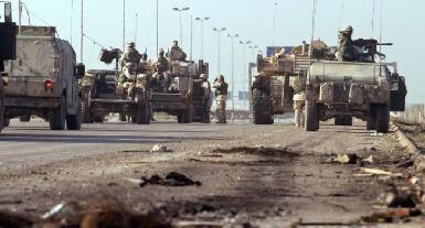 Иракские грузовики, перевозившие груз армии США, пострадали от взрывов