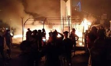 На юге Ирака протестующие сожгли несколько офисов политических партий