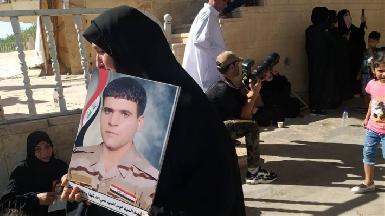 Иракцы поминают жертв ИГ, казненных в лагере "Спайчер"