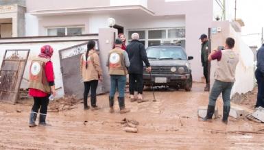 Сотрудники "Благотворительного фонда Барзани" помогают пострадавшим от наводнения