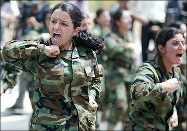 Боевики "Исламского государства" убегают от курдских вооруженных женщин