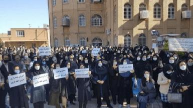 Иранские учителя продолжают протесты против задержки реформы зарплат
