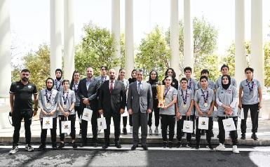 Премьер-министр Курдистана встретился с командой победительниц чемпионата по мини-футболу