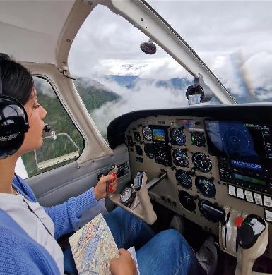 Курдская девушка получила специальную лицензию пилота в Швейцарии