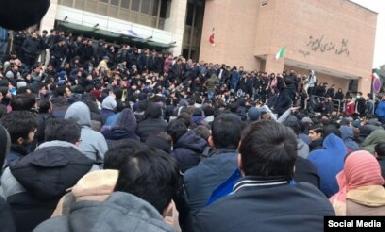 Макрон, Мерц и Стармер осудили действия властей Ирана в отношении манифестантов