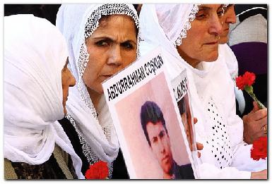 Родственники пропавших без вести курдов установили пустой гроб перед штаб-квартирой АКП