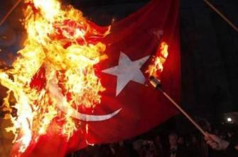 В Турции сожгли государственный флаг