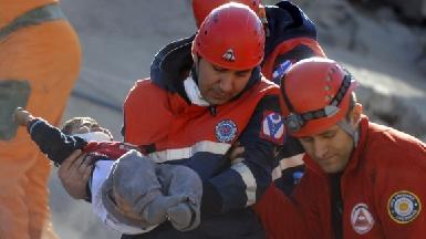 Турецкие спасатели работают как на минном поле