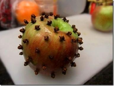 Яблоко с гвоздикой станет символом курдского геноцида